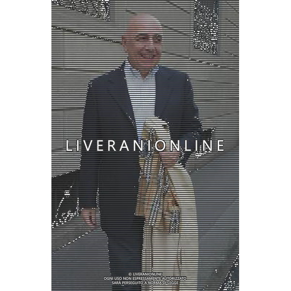 MILANO 25/4/2005 ADRIANO GALLIANI IN GIRO PER LE VIE DEL CENTRO DI MILANO FOTO ROMANO/AG ALDO LIVERANI