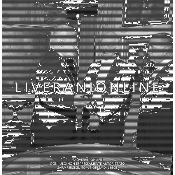 1963 MILANO PRIMA DELLA SCALA NELLA FOTO ANTONIO SEGNI CON ANTONIO GHIRIGHELLI SOVRAINTENDENTE DELLA SCALA AG ALDO LIVERANI SAS