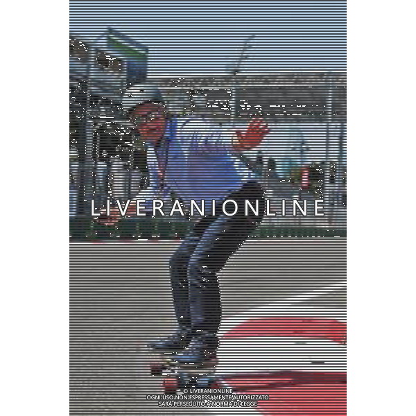 Johnny Herbert (GBR) Sky Sports F1 Presenter on a skateboard. 26.04.2018. Formula 1 World Championship, Rd 4, Azerbaijan Grand Prix, Baku Street Circuit, Azerbaijan, Preparation Day. / AGENZIA ALDO LIVERANI SAS - ITALY ONLY EDITORIAL USE ONLY - F1 Gp Azerbaijan Grand Prix - Preparation Day - Baku 26.04.2018