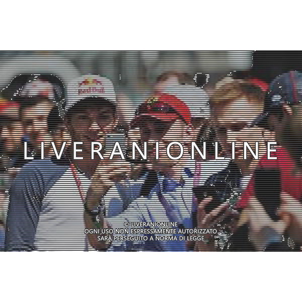 Pierre Gasly (FRA) Scuderia Toro Rosso with fans. 26.04.2018. Formula 1 World Championship, Rd 4, Azerbaijan Grand Prix, Baku Street Circuit, Azerbaijan, Preparation Day. / AGENZIA ALDO LIVERANI SAS - ITALY ONLY EDITORIAL USE ONLY - F1 Gp Azerbaijan Grand Prix - Preparation Day - Baku 26.04.2018