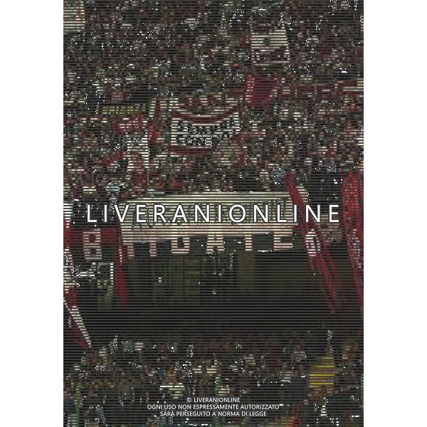28-09-1999 MILANO-CHAMPIONS LEAGUE MILAN HERTA BERLINO 1-1 NELLA FOTO TIFOSI MILAN AUGURANO BUON COMPLEANNO A SILVIO BERLUSCONI AG ALDO LIVERANI SAS