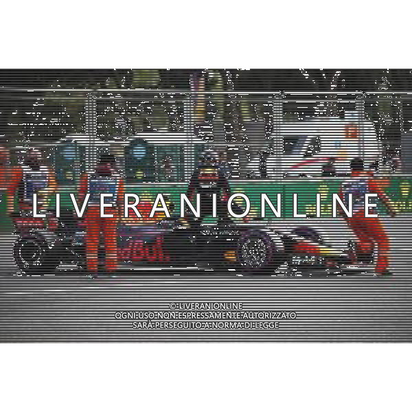 Max Verstappen (NLD) Red Bull Racing RB14 retired from the race. 29.04.2018. Formula 1 World Championship, Rd 4, Azerbaijan Grand Prix, Baku Street Circuit, Azerbaijan, Race Day. / AGENZIA ALDO LIVERANI SAS - ITALY ONLY EDITORIAL USE ONLY - F1 Motor Racing - Formula One World Championship - Azerbaijan Grand Prix - Race Day - Gara Baku, Azerbaijan 29.04.2018
