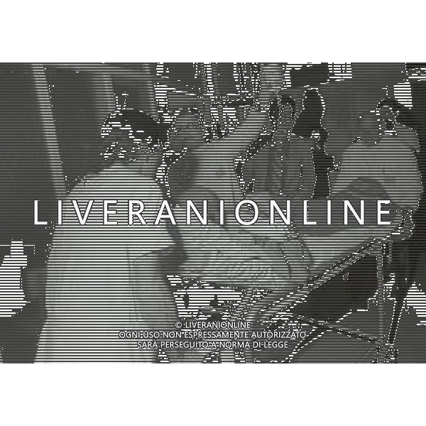 1977 MILANO MAGGIO ATTENTANTATO AL DIRETTORE DEL GIORNALE NUOVO INDRO MONTANELLI NELLA FOTO INDRO MONTANELLI AL PRONTO SOCCORSO DOPO IL FERIMENTO DA PARTE DELLE BRIGATE ROSSE AG ALDO LIVERANI SAS