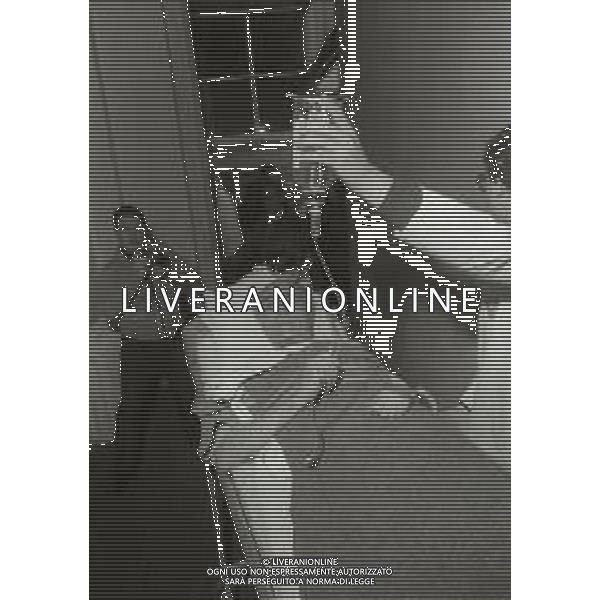 1977 MILANO MAGGIO ATTENTANTATO AL DIRETTORE DEL GIORNALE NUOVO INDRO MONTANELLI NELLA FOTO INDRO MONTANELLI AL PRONTO SOCCORSO DOPO IL FERIMENTO DA PARTE DELLE BRIGATE ROSSE AG ALDO LIVERANI SAS