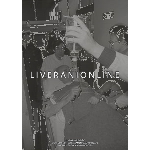1977 MILANO MAGGIO ATTENTANTATO AL DIRETTORE DEL GIORNALE NUOVO INDRO MONTANELLI NELLA FOTO INDRO MONTANELLI AL PRONTO SOCCORSO DOPO IL FERIMENTO DA PARTE DELLE BRIGATE ROSSE AG ALDO LIVERANI SAS