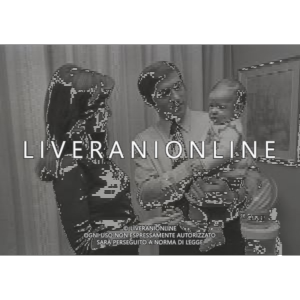 RETROSPETTIVA TARCISIO BURGNICH ALLENATORE E CALCIATORE NELLA FOTO TARCISIO BURGNICH IN FAMIGLIA A MILANO 1973 AG ALDO LIVERANI SAS