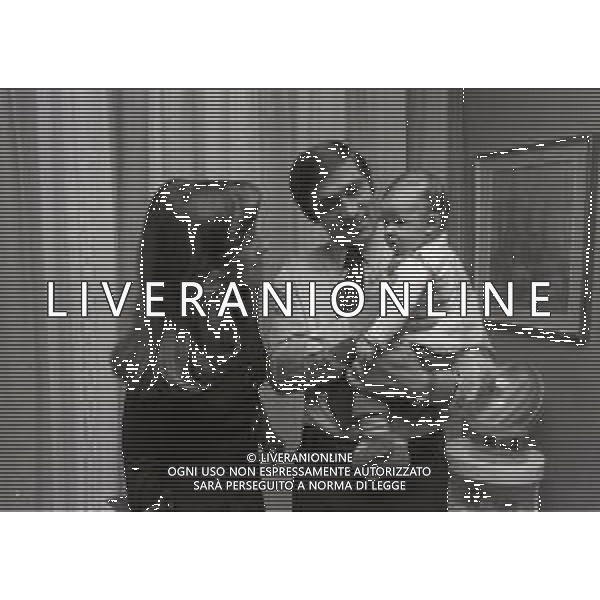 RETROSPETTIVA TARCISIO BURGNICH ALLENATORE E CALCIATORE NELLA FOTO TARCISIO BURGNICH IN FAMIGLIA A MILANO 1973 AG ALDO LIVERANI SAS