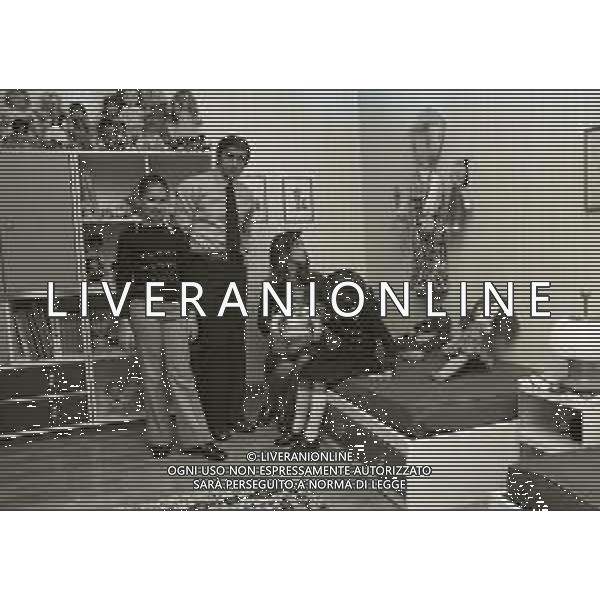 RETROSPETTIVA TARCISIO BURGNICH ALLENATORE E CALCIATORE NELLA FOTO TARCISIO BURGNICH IN FAMIGLIA A MILANO 1973 AG ALDO LIVERANI SAS