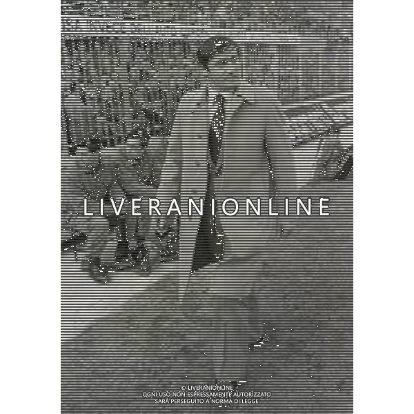 RETROSPETTIVA TARCISIO BURGNICH ALLENATORE E CALCIATORE NELLA FOTO TARCISIO BURGNICH ALLENATORE CATANZARO 1980-1981 AG ALDO LIVERANI SAS