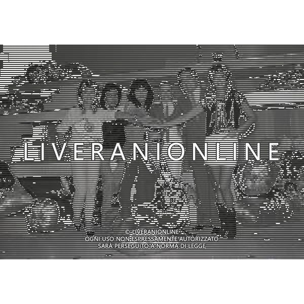 MILANO-TRASMISSIONE TELEVISIVA FANTASTICO 3 1982-1983 NELLA FOTO RAMONA DELL\'ABATE-GIGI SABANI-RENATO ZERO-RAFFAELLA CARRA\'CORRADO MANTONI MARINA PERZY E IL REGISTA ENZO TRAPANI AG ALDO LIVERANI SAS