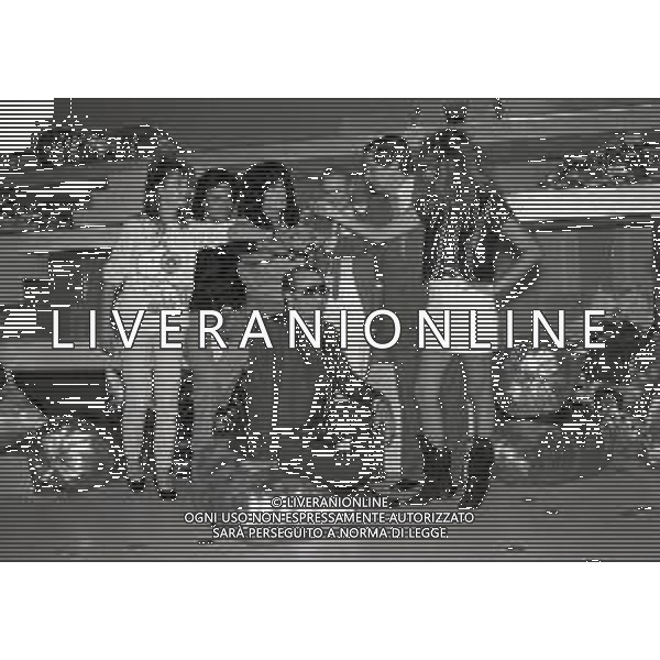 MILANO-TRASMISSIONE TELEVISIVA FANTASTICO 3 1982-1983 NELLA FOTO RAMONA DELL\'ABATE-GIGI SABANI-RENATO ZERO-RAFFAELLA CARRA\'CORRADO MANTONI MARINA PERZY E IL REGISTA ENZO TRAPANI AG ALDO LIVERANI SAS