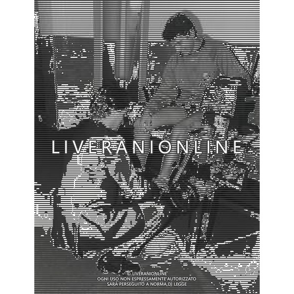 RETROSPETTIVA GIANCARLO PASINATO CALCIATORE NELLA FOTO GIANCARLO PASINATO CON IL DOTTORE PASQUALE BERGAMO AD APPIANO GENTILE PER LA RIABILITAZIONE AG ALDO LIVERANI SAS