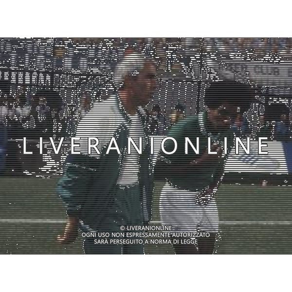 RETROSPETTIVA GERONIMO BARBADILLO CALCIATORE NELLA FOTO GERONIMO BARBADILLO CON LA MAGLIA DELL\'AVELLINO CON L\'ALLENATORE VENERANDA FERNANDO AG ALDO LIVERANI SAS
