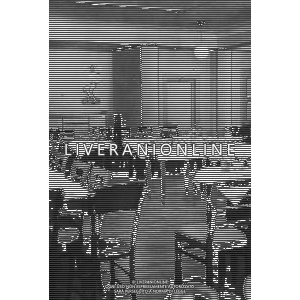 SOVRANI CASA SAVOIA, REALI D\'ITALIA - RETROSPETTIVA NELLA FOTO LA SALA DA PRANZO ALL\'INTERNO DELL\'ALBERGO \'PASSERO PELLEGRINO\' A CLAVIERES DOVE RE UMBERTO II TRASCORREVA LE VACANZE ©ARCHIVIO James SAVOIA / AGENZIA ALDO LIVERANI SAS
