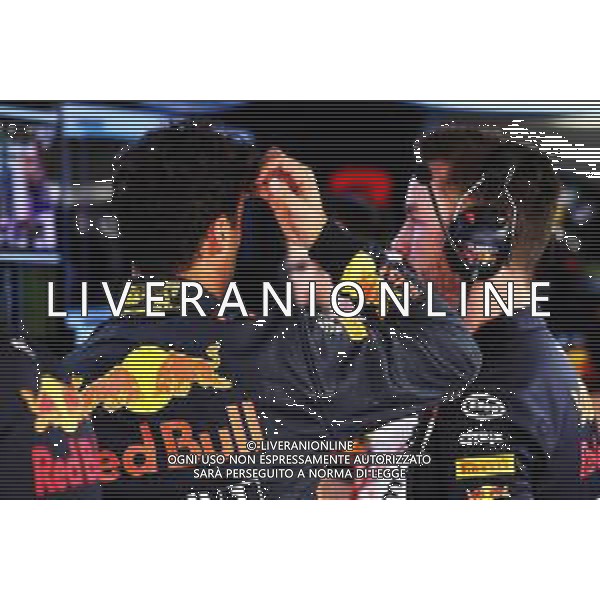 Daniel Ricciardo (AUS) Red Bull Racing with Simon Rennie (GBR) Red Bull Racing Race Engineer. 11.05.2018. Formula 1 World Championship, Rd 5, Spanish Grand Prix, Barcelona, Spain, Practice Day. - www.xpbimages.com, EMail: requests@xpbimages.com - copy of publication required for printed pictures. Every used picture is fee-liable. © Copyright: Batchelor / XPB Images / AGENZIA ALDO LIVERANI SAS - ITALY ONLY EDITORIAL USE ONLY - Formula 1 World Championship, F1 Gp Spagna Prove Libere Barcellona 11.05.2018