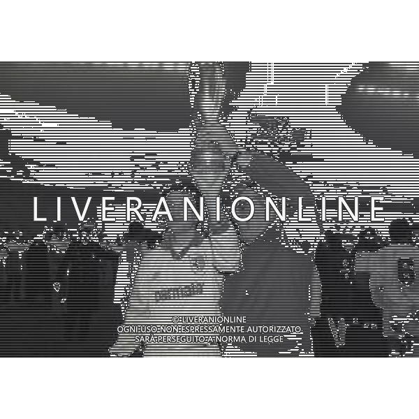 02-02-1994 MILANO FINALE DI RITORNO SUPECOPPA UEFA MILAN PARMA 0-2 NELLA FOTO GIORGIO PEDRANESCI E LORENZO MINOTTI CON LA SUPERCOPPA EUFA AG ALDO LIVERANI SAS