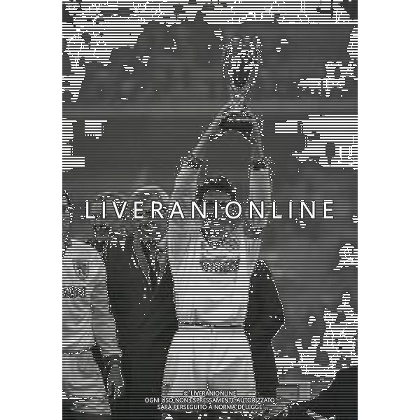 02-02-1994 MILANO FINALE DI RITORNO SUPECOPPA UEFA MILAN PARMA 0-2 NELLA FOTO LORENZO MINOTTI CON LA SUPERCOPPA UEFA AG ALDO LIVERANI SAS