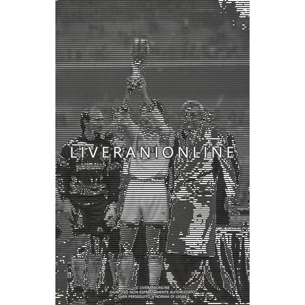 02-02-1994 MILANO FINALE DI RITORNO SUPECOPPA UEFA MILAN PARMA 0-2 NELLA FOTO MARCO BALLOTTA.LORENZO MINOTTI E GIORGIO PEDRANESCHI CON LA SUPERCOPPA UEFA AG ALDO LIVERANI SAS