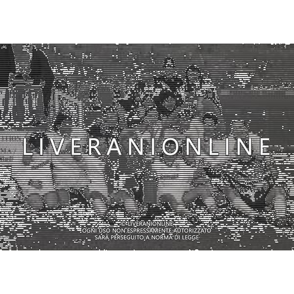 02-02-1994 MILANO FINALE DI RITORNO SUPECOPPA UEFA MILAN PARMA 0-2 NELLA FOTO LA FORMAZIONE DEL PARMA FESTEGGIA LA CONQUISTA DELLA SUPERCOPPA UEFA AG ALDO LIVERANI SAS