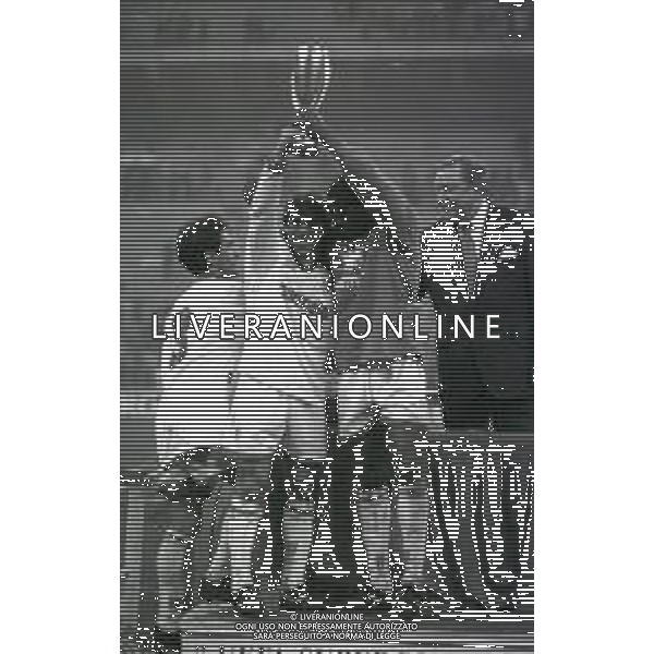02-02-1994 MILANO FINALE DI RITORNO SUPECOPPA UEFA MILAN PARMA 0-2 NELLA FOTO GIANFRANCO ZOLA E FAUSTO SPRILLA CON LA SUPERCOPPA UEFA AG ALDO LIVERANI SAS