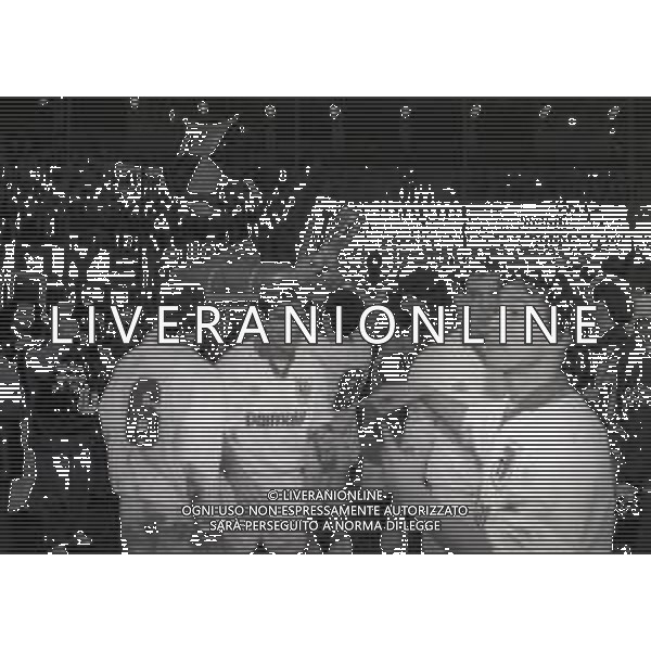 02-02-1994 MILANO FINALE DI RITORNO SUPECOPPA UEFA MILAN PARMA 0-2 NELLA FOTO LA FORMAZIONE DEL PARMA FESTEGGIA LA CONQUISTA DELLA SUPERCOPPA UEFA AG ALDO LIVERANI SAS