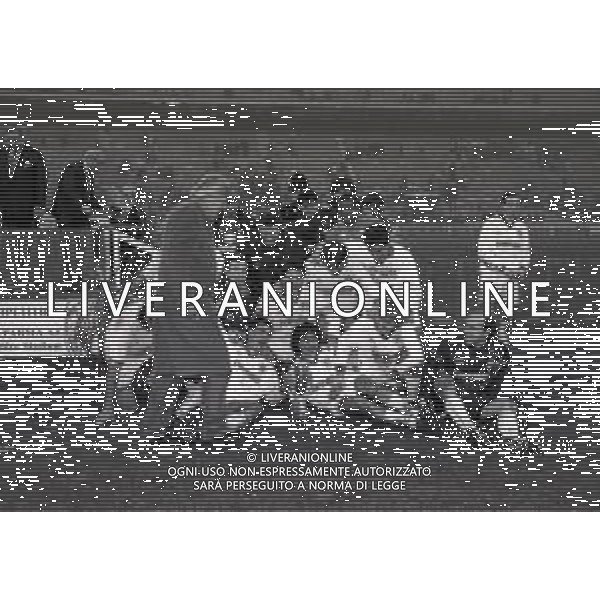 02-02-1994 MILANO FINALE DI RITORNO SUPECOPPA UEFA MILAN PARMA 0-2 NELLA FOTO LA FORMAZIONE DEL PARMA FESTEGGIA LA CONQUISTA DELLA SUPERCOPPA UEFA AG ALDO LIVERANI SAS