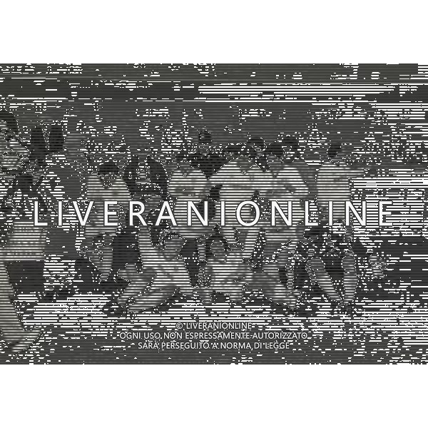 02-02-1994 MILANO FINALE DI RITORNO SUPECOPPA UEFA MILAN PARMA 0-2 NELLA FOTO LA FORMAZIONE DEL PARMA FESTEGGIA LA CONQUISTA DELLA SUPERCOPPA UEFA AG ALDO LIVERANI SAS