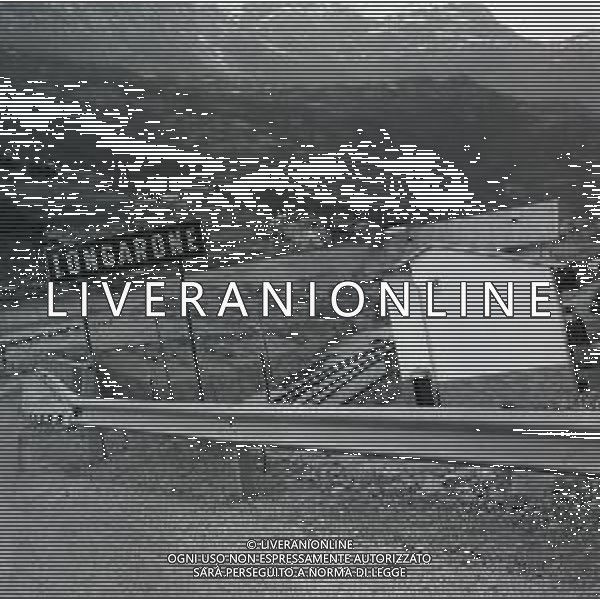 1963 LONGARONE Il 9 ottobre 1963 alle ore 22:39 il paese fu colpito dal disastro del Vajont, una strage causata da una frana staccatasi dal monte Toc, di fronte a Erto e Casso, e precipitata nel bacino artificiale creato dalla diga del Vajont, provocando un\'onda che scavalcò la diga e travolse il paese sottostante, distruggendolo e provocando 1.917 morti di cui 1.458 solo a Longarone AG ALDO LIVERANI SAS