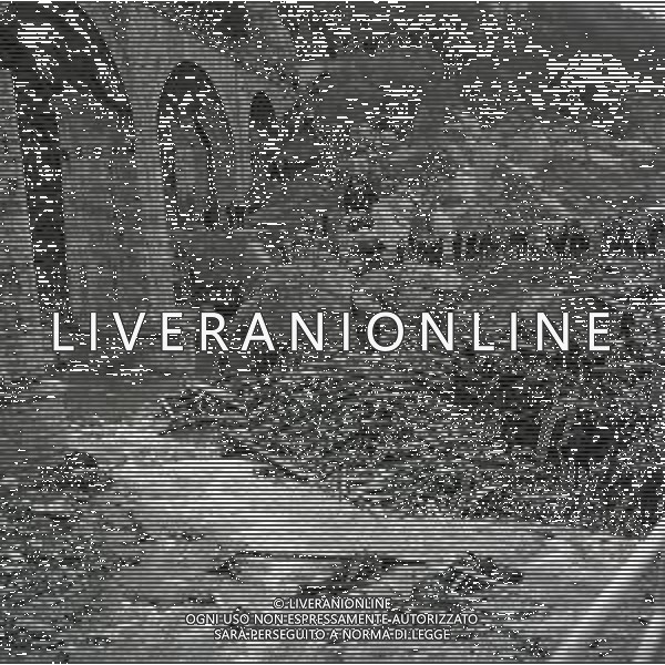 1963 LONGARONE Il 9 ottobre 1963 alle ore 22:39 il paese fu colpito dal disastro del Vajont, una strage causata da una frana staccatasi dal monte Toc, di fronte a Erto e Casso, e precipitata nel bacino artificiale creato dalla diga del Vajont, provocando un\'onda che scavalcò la diga e travolse il paese sottostante, distruggendolo e provocando 1.917 morti di cui 1.458 solo a Longarone AG ALDO LIVERANI SAS