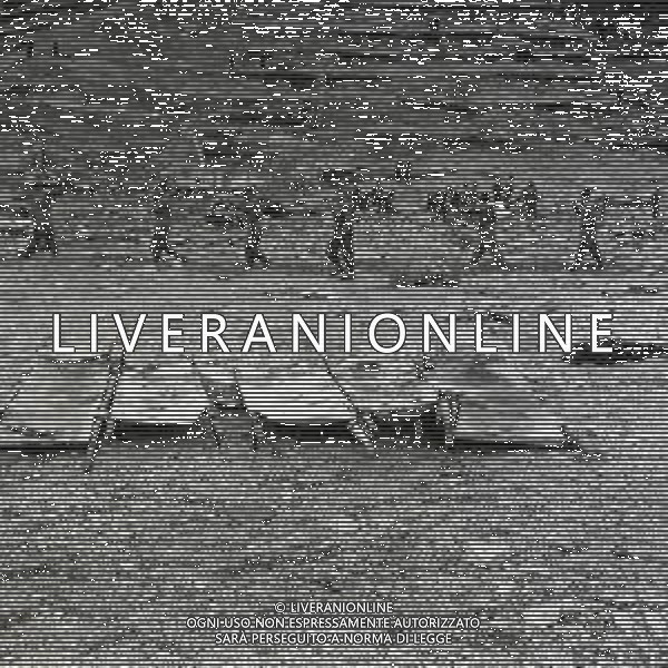 1963 LONGARONE Il 9 ottobre 1963 alle ore 22:39 il paese fu colpito dal disastro del Vajont, una strage causata da una frana staccatasi dal monte Toc, di fronte a Erto e Casso, e precipitata nel bacino artificiale creato dalla diga del Vajont, provocando un\'onda che scavalcò la diga e travolse il paese sottostante, distruggendolo e provocando 1.917 morti di cui 1.458 solo a Longarone AG ALDO LIVERANI SAS