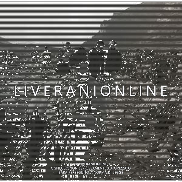 1963 LONGARONE Il 9 ottobre 1963 alle ore 22:39 il paese fu colpito dal disastro del Vajont, una strage causata da una frana staccatasi dal monte Toc, di fronte a Erto e Casso, e precipitata nel bacino artificiale creato dalla diga del Vajont, provocando un\'onda che scavalcò la diga e travolse il paese sottostante, distruggendolo e provocando 1.917 morti di cui 1.458 solo a Longarone AG ALDO LIVERANI SAS