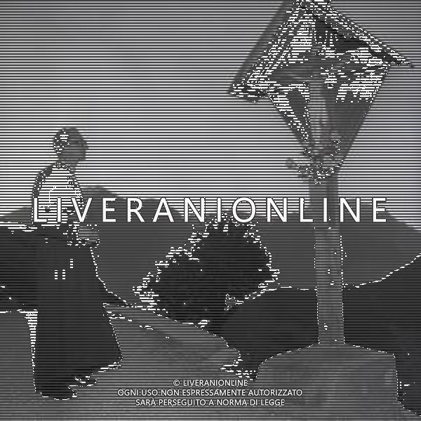 1963 LONGARONE Il 9 ottobre 1963 alle ore 22:39 il paese fu colpito dal disastro del Vajont, una strage causata da una frana staccatasi dal monte Toc, di fronte a Erto e Casso, e precipitata nel bacino artificiale creato dalla diga del Vajont, provocando un\'onda che scavalcò la diga e travolse il paese sottostante, distruggendolo e provocando 1.917 morti di cui 1.458 solo a Longarone AG ALDO LIVERANI SAS