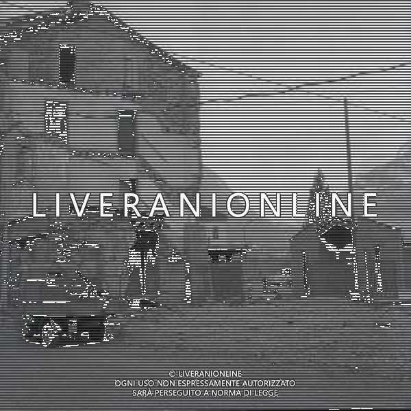 1963 LONGARONE Il 9 ottobre 1963 alle ore 22:39 il paese fu colpito dal disastro del Vajont, una strage causata da una frana staccatasi dal monte Toc, di fronte a Erto e Casso, e precipitata nel bacino artificiale creato dalla diga del Vajont, provocando un\'onda che scavalcò la diga e travolse il paese sottostante, distruggendolo e provocando 1.917 morti di cui 1.458 solo a Longarone AG ALDO LIVERANI SAS