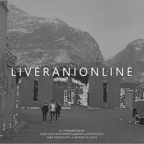 1963 LONGARONE Il 9 ottobre 1963 alle ore 22:39 il paese fu colpito dal disastro del Vajont, una strage causata da una frana staccatasi dal monte Toc, di fronte a Erto e Casso, e precipitata nel bacino artificiale creato dalla diga del Vajont, provocando un\'onda che scavalcò la diga e travolse il paese sottostante, distruggendolo e provocando 1.917 morti di cui 1.458 solo a Longarone AG ALDO LIVERANI SAS
