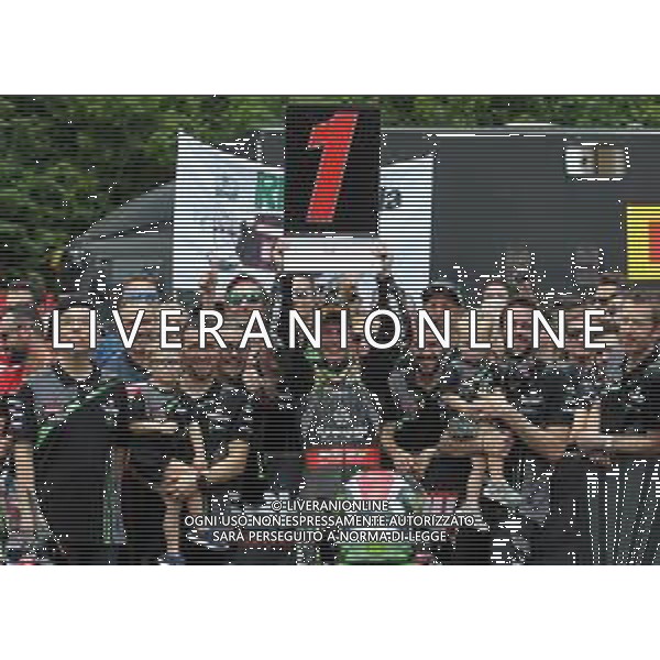 12-05-2018 IMOLA-SUPERBIKE - jonathan rea con la squadra e famiglia al paddock FOTO GIANNI SANNA-AG ALDO LIVERANI SAS