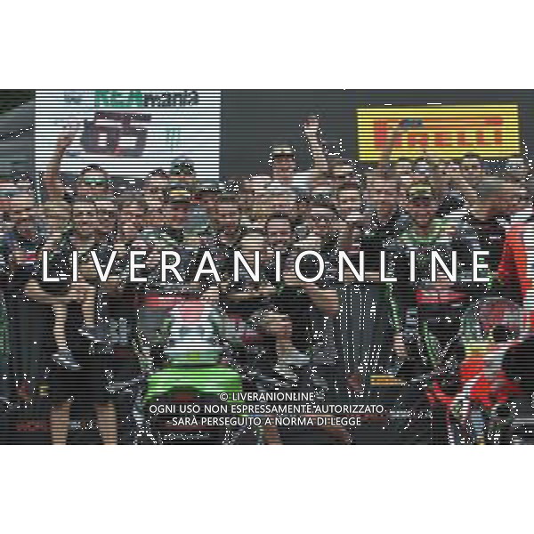 12-05-2018 IMOLA-SUPERBIKE - jonathan rea e tom sykes nel paddock con la squadra e famiglia FOTO GIANNI SANNA-AG ALDO LIVERANI SAS