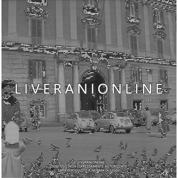 TRAFFICO, AUTOMOBILI E PEDONI NEL CENTRO DELLA CITTA\' DI NAPOLI NEGLI ANNI \'60 - RETROSPETTIVA ©ARCHIVIO / AGENZIA ALDO LIVERANI SAS
