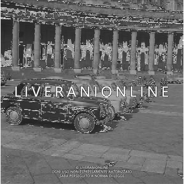 TRAFFICO, AUTOMOBILI E PEDONI NEL CENTRO DELLA CITTA\' DI NAPOLI NEGLI ANNI \'60 - RETROSPETTIVA ©ARCHIVIO / AGENZIA ALDO LIVERANI SAS