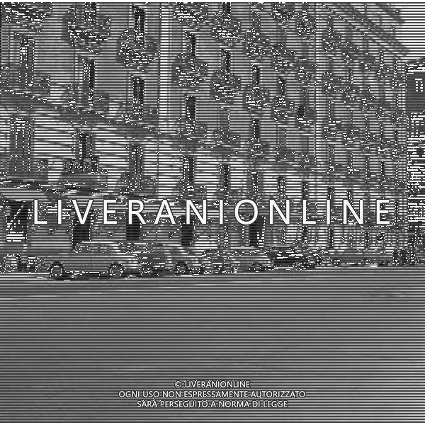 TRAFFICO, AUTOMOBILI E PEDONI NEL CENTRO DELLA CITTA\' DI NAPOLI NEGLI ANNI \'60 - RETROSPETTIVA ©ARCHIVIO / AGENZIA ALDO LIVERANI SAS