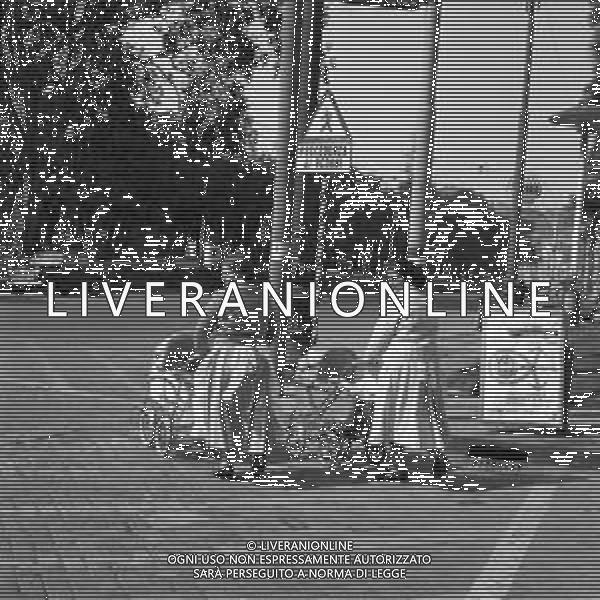 TRAFFICO, AUTOMOBILI E PEDONI NEL CENTRO DELLA CITTA\' DI NAPOLI NEGLI ANNI \'60 - RETROSPETTIVA ©ARCHIVIO / AGENZIA ALDO LIVERANI SAS