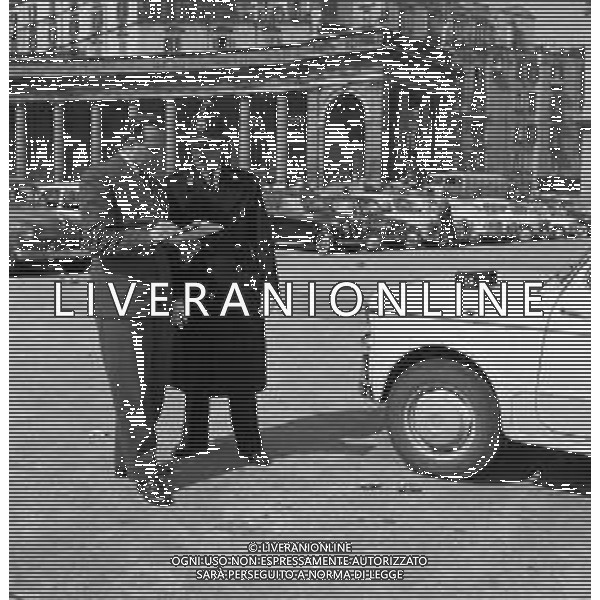 TRAFFICO, AUTOMOBILI E PEDONI NEL CENTRO DELLA CITTA\' DI NAPOLI NEGLI ANNI \'60 - RETROSPETTIVA ©ARCHIVIO / AGENZIA ALDO LIVERANI SAS