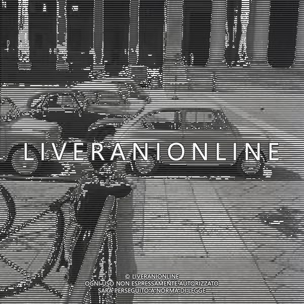 TRAFFICO, AUTOMOBILI E PEDONI NEL CENTRO DELLA CITTA\' DI NAPOLI NEGLI ANNI \'60 - RETROSPETTIVA ©ARCHIVIO / AGENZIA ALDO LIVERANI SAS