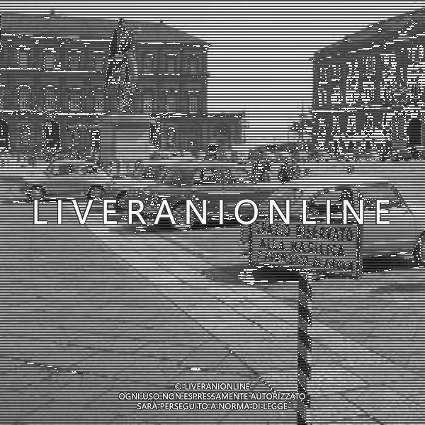 TRAFFICO, AUTOMOBILI E PEDONI NEL CENTRO DELLA CITTA\' DI NAPOLI NEGLI ANNI \'60 - RETROSPETTIVA ©ARCHIVIO / AGENZIA ALDO LIVERANI SAS