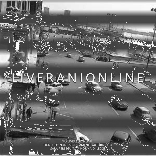 TRAFFICO, AUTOMOBILI E PEDONI NEL CENTRO DELLA CITTA\' DI NAPOLI NEGLI ANNI \'60 - RETROSPETTIVA ©ARCHIVIO / AGENZIA ALDO LIVERANI SAS