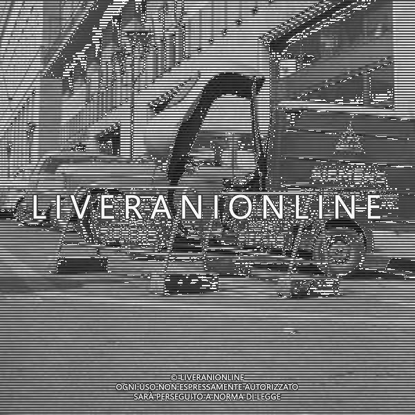 TRAFFICO, AUTOMOBILI E PEDONI NEL CENTRO DELLA CITTA\' DI NAPOLI NEGLI ANNI \'60 - RETROSPETTIVA ©ARCHIVIO / AGENZIA ALDO LIVERANI SAS