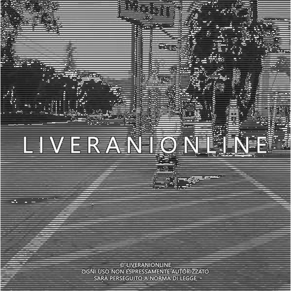 TRAFFICO, AUTOMOBILI E PEDONI NEL CENTRO DELLA CITTA\' DI NAPOLI NEGLI ANNI \'60 - RETROSPETTIVA ©ARCHIVIO / AGENZIA ALDO LIVERANI SAS