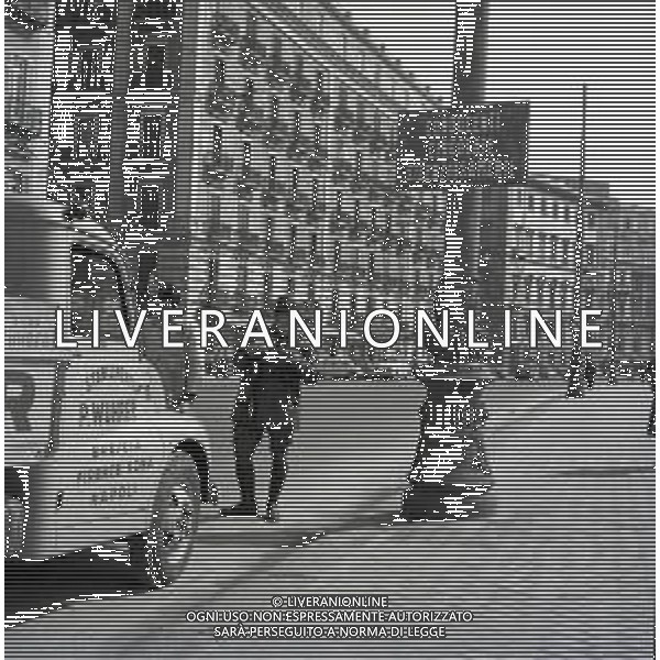 TRAFFICO, AUTOMOBILI E PEDONI NEL CENTRO DELLA CITTA\' DI NAPOLI NEGLI ANNI \'60 - RETROSPETTIVA ©ARCHIVIO / AGENZIA ALDO LIVERANI SAS