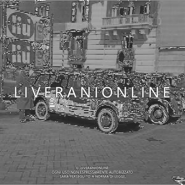 TRAFFICO, AUTOMOBILI E PEDONI NEL CENTRO DELLA CITTA\' DI NAPOLI NEGLI ANNI \'60 - RETROSPETTIVA ©ARCHIVIO / AGENZIA ALDO LIVERANI SAS