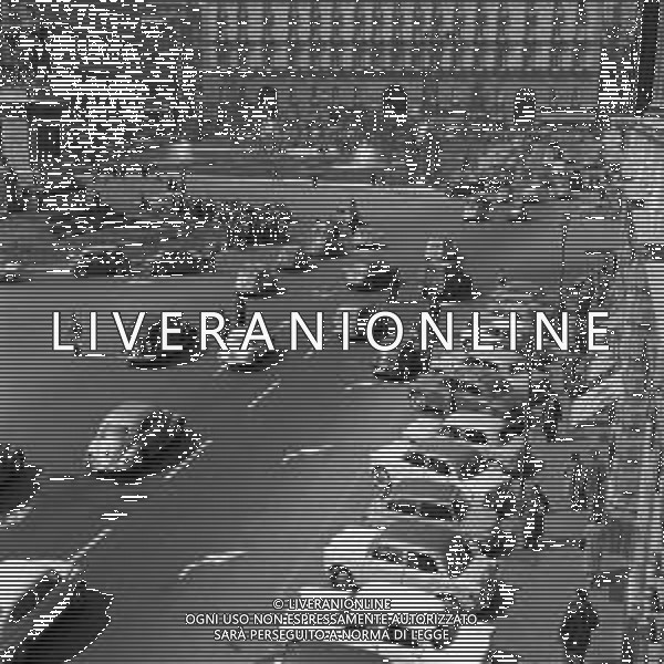 TRAFFICO, AUTOMOBILI E PEDONI NEL CENTRO DELLA CITTA\' DI NAPOLI NEGLI ANNI \'60 - RETROSPETTIVA ©ARCHIVIO / AGENZIA ALDO LIVERANI SAS