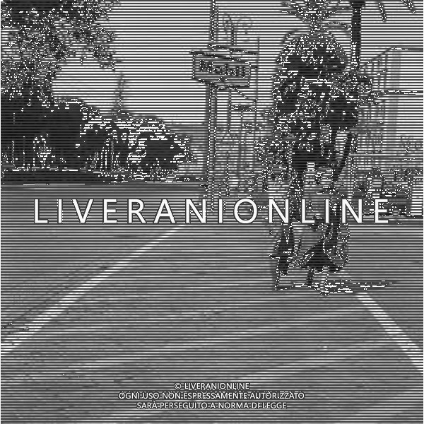 TRAFFICO, AUTOMOBILI E PEDONI NEL CENTRO DELLA CITTA\' DI NAPOLI NEGLI ANNI \'60 - RETROSPETTIVA ©ARCHIVIO / AGENZIA ALDO LIVERANI SAS
